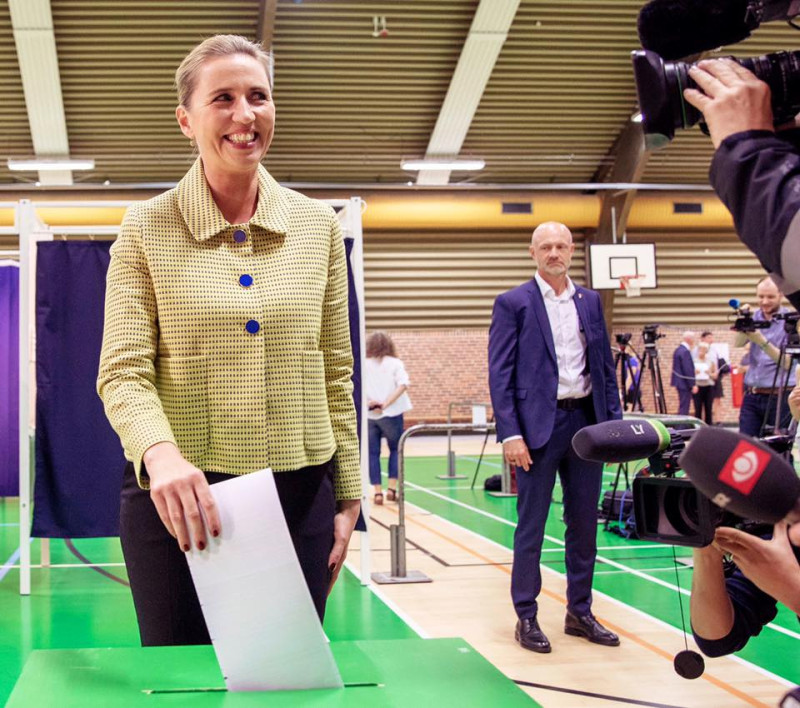 丹麥社民黨黨魁佛瑞德里克森（左）5日開心投票，她主打社福牌奏效，已經宣布勝選。   圖：翻攝自佛瑞德里克森臉書