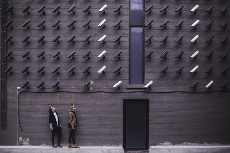 全球各地監視器越來越多，引發隱私權被侵犯的疑慮。   圖：翻攝自peakpx.com