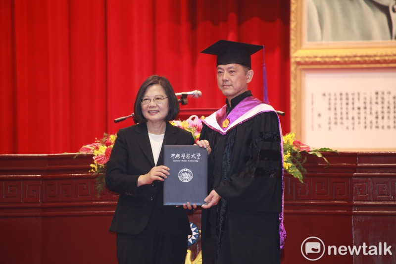 總統蔡英文頒贈畢業證書予警大畢業生，這是她第三次參加警大畢業典禮。   圖：林昀真／攝