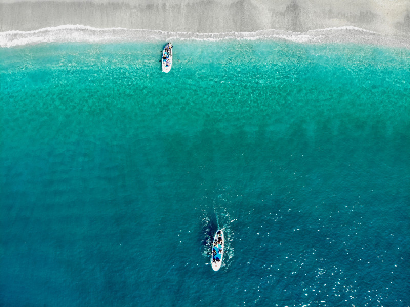 從空中俯拍SUP運動，乘著衝浪板探索海洋。   圖：水行者立槳SUP運動旅遊體驗平台 ／提供