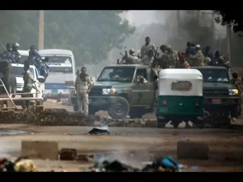 非洲國家蘇丹爆發長達數週的反軍政府群眾示威抗議，要求結束軍事統治，但遭喀土木（Khartoum）軍隊連兩天開槍血腥鎮壓，造成60人死亡慘劇。   圖：翻攝自Youtube
