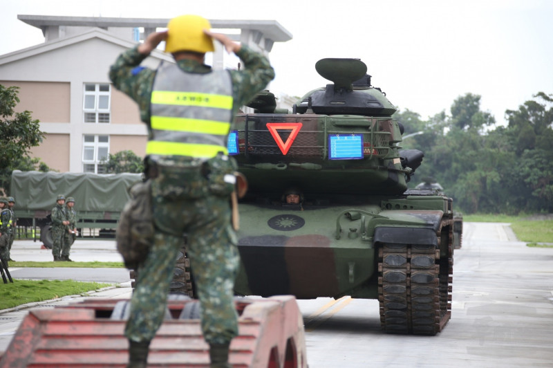圖為陸軍花防部108年05月27日時實施M60A3戰車上拖板車作業演習狀況。   圖：翻攝自軍聞社