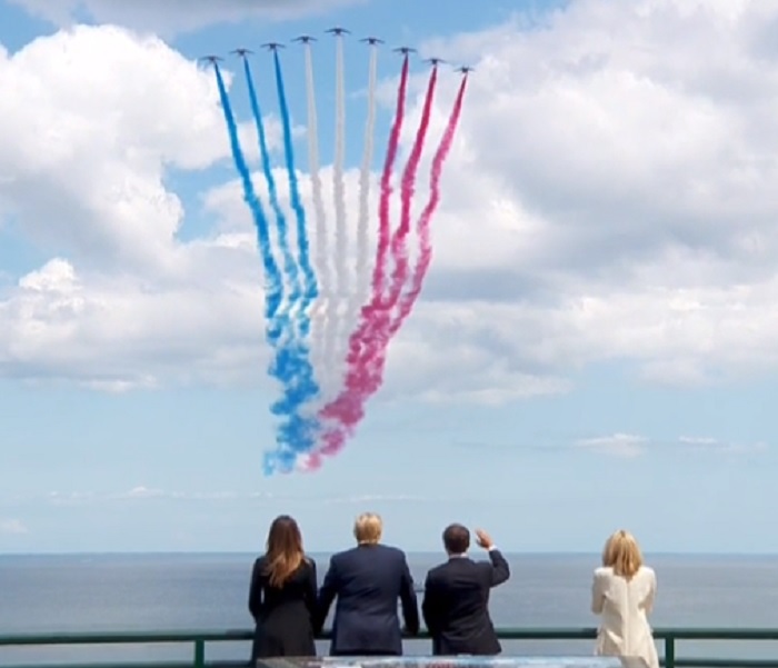 馬克宏與川普夫婦欣賞空軍展演的紀念活動。   圖：翻攝馬克宏臉書直播影片