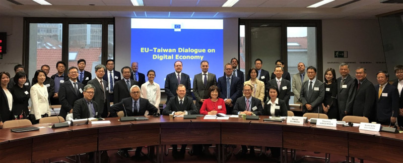 台灣與歐盟合作交流掀新頁，首屆「台灣歐盟數位經濟對話」在布魯塞爾落幕，雙方在數位科技、AI發展策略等領域交換意見，建立台歐盟高層對話機制，雙方關係邁出大步。   圖：翻攝國發會臉書