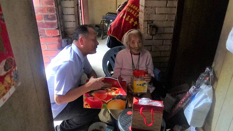 照片中89歲老阿嬤，對於中部分署的到來，很開心的說好久沒這麼多人陪她聊天了，臉上盡是笑容。   圖：海巡署中部分署/提供