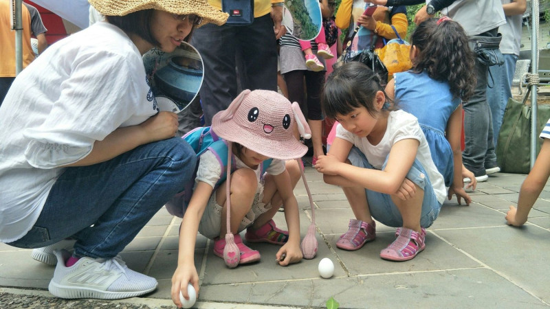 小朋友在正午時玩立蛋。   圖：台中市政府觀旅局/提供