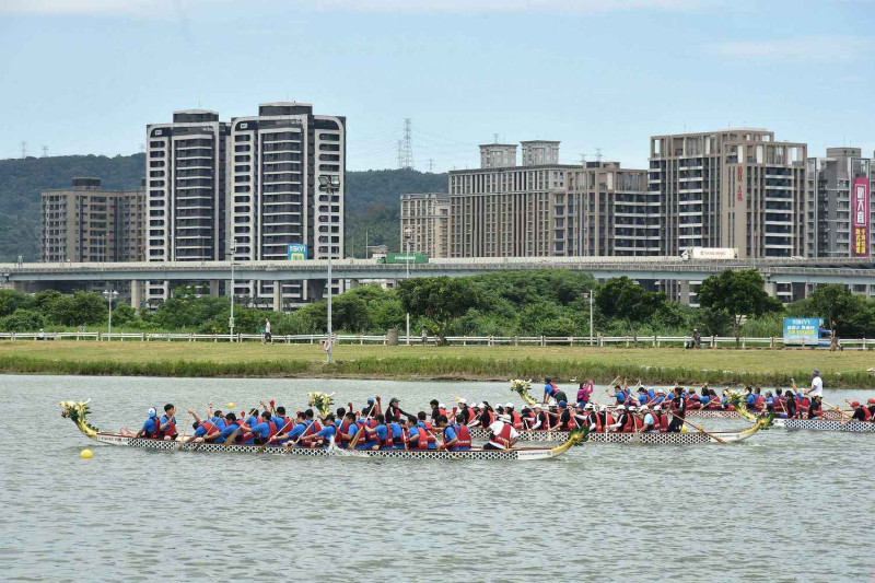 新北市議長盃龍舟賽在大台北都會公園微風運河廣場登場，共96 支隊伍參賽。    圖：新北市政府提供 