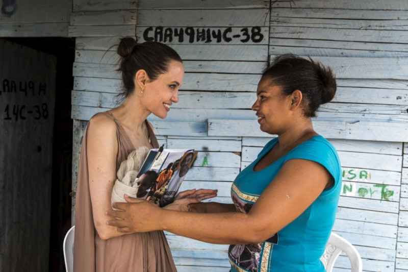 好萊塢女星、聯合國難民署特使安潔莉娜裘莉在哥倫比亞展開2天訪問行程，與當地的委內瑞拉移民見面。   （圖取自聯合國難民署網頁unhcr.org）