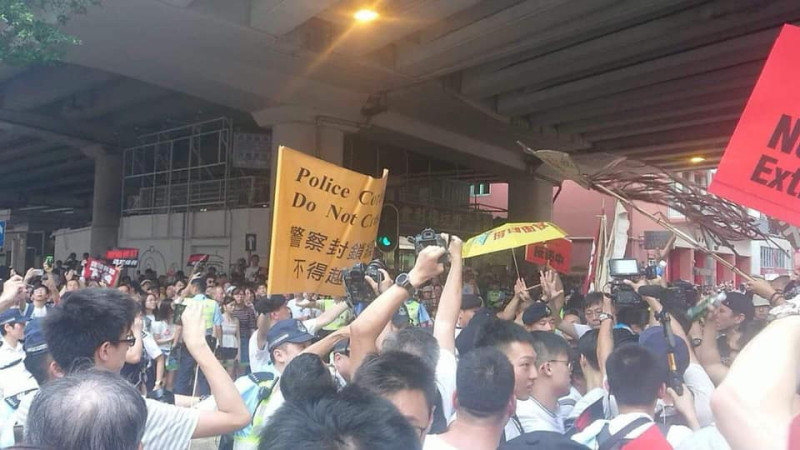 鵝頸橋橋底，遊行民眾與警員間的緊張拉鋸。    圖：翻攝自全球集氣反送中臉書粉絲頁