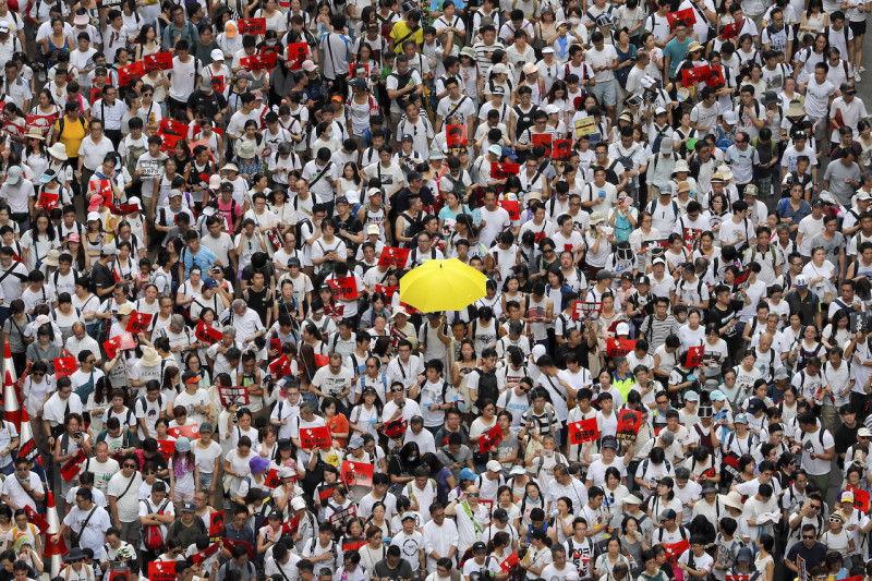 不畏體感近40度高溫，港人為香港人權挺身而出。   圖：達志影像/美聯社