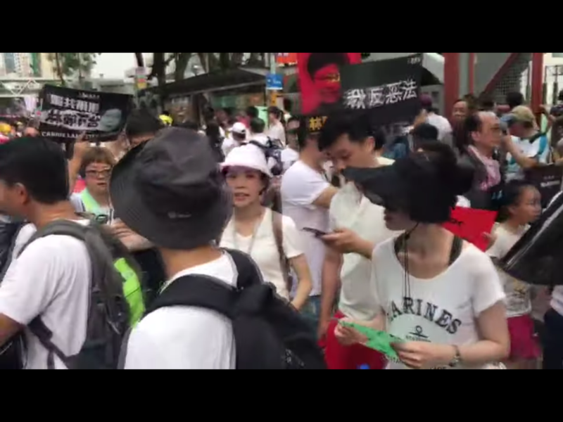 香港「反送中」遊行的龐大隊伍末端，直到今晚近7時才完全從維多利亞公園出發。香港警方晚間公布，遊行隊伍共有15.3萬人離開維園。   圖：翻攝自Youtube