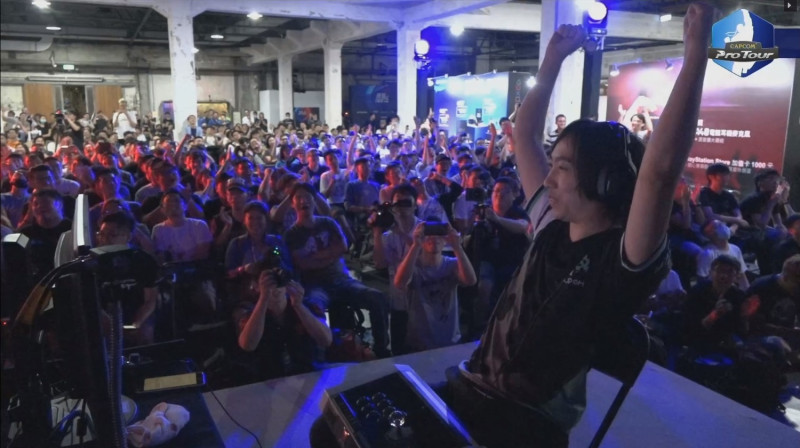 獲勝瞬間的Fujimura開心地高舉雙臂慶祝。   圖：翻攝自Twitch