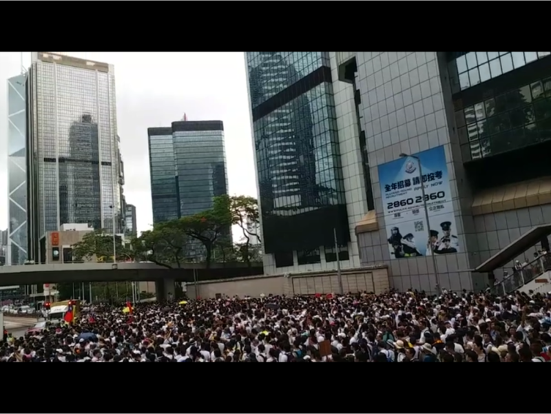 香港民眾今天上街反對修訂逃犯條例，這場「反送中」遊行也引起歐洲關注；歐盟在最新報告中也點出一國兩制壓力日增，有人質疑香港可否維持高度自治及商業中心地位。   圖：翻攝自Youtube