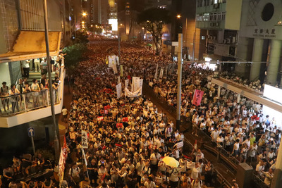 香港泛民9日發起「反送中」遊行，是2003年「七一」 遊行後另一次龐大示威活動，圖為示威者晚上從灣仔進入金鐘一帶情況。   圖：中央社