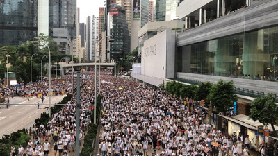 香港泛民9日發起「反送中」遊行，聲勢浩大，圖為示 威者走近金鐘政府總部和立法會一帶情況。    圖：中央社（讀者提供）