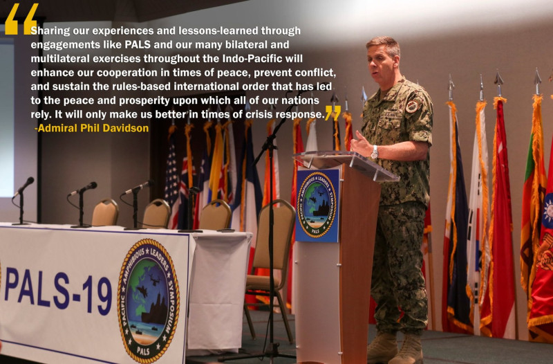 太平洋區陸戰隊官方推特貼出戴維森上將（Admiral Phil Davidson）等人致詞的多張照片，講台上明顯可見有青天白日徽的中華民國海軍陸戰隊隊旗（圖右）。   圖：翻攝自PacificMarines推特