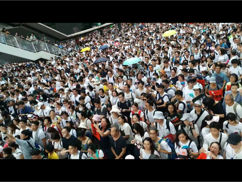 因反對修訂逃犯條例而發動的香港「反送中」大遊行，吸引至少15萬人上街，被認為創下2003年「七一」大遊行後的紀錄。部份港媒派出大量人力，以多角度鏡頭報導這場規模浩大的遊行。   圖：翻攝自Youtube