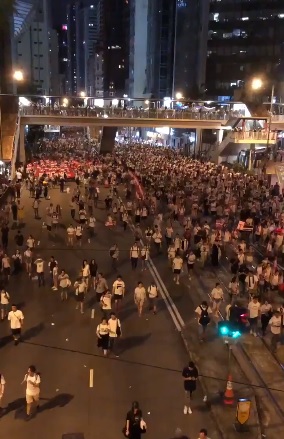 香港反送中大遊行9日晚間10時結束，人潮和平散去，但部分示威區出現警民衝突，傳有學生被抬離。   圖：翻攝自A Girl from HK推特