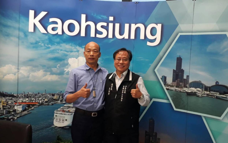 全國公務人員協會榮譽理事長李來希（右）高雄市長韓國瑜（左）。   圖：翻攝李來希臉書（資料照）