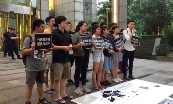 台灣青年發起挺香港活動到香港經貿辦事處前抗議。   圖：擷取自拖鞋阿北直播