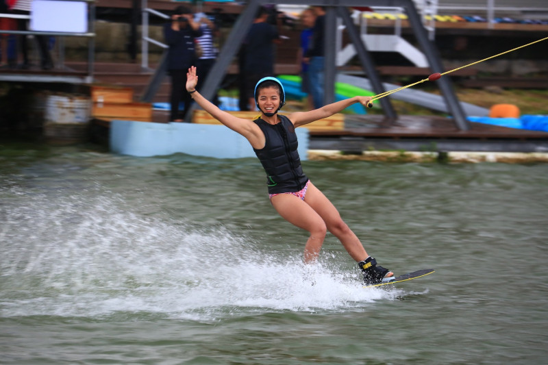國際級纜繩滑水選手示範水上英姿。   圖：高雄旅遊網／提供