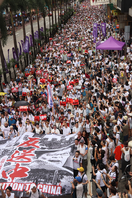 香港泛民團體民陣9日發起「反送中」遊行，各國媒體紛紛大篇幅報導之際，中國大陸主要媒體卻幾乎噤聲，而與香港有關的一些用詞也成為微博敏感詞。   圖:中央社檔案資料照片