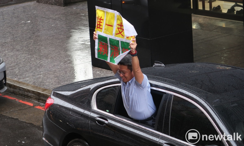 支持者從後車窗站出手拿「唯一支持賴清德」海報。   圖：林朝億/攝