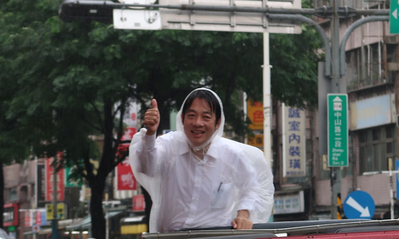 賴清德與支持者打招呼。   圖：林朝億/攝