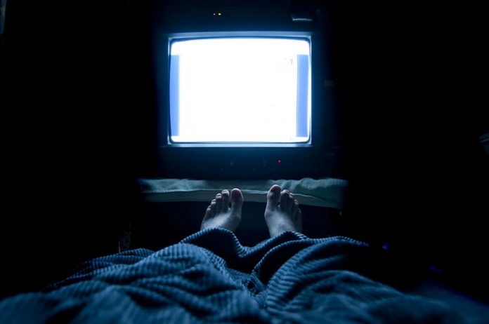 近日美國一項最新研究指出，晚上若是開著小夜燈或電視睡覺，增胖 5 公斤的可能性將大增 17%。   示意圖／翻攝自 Steemit
