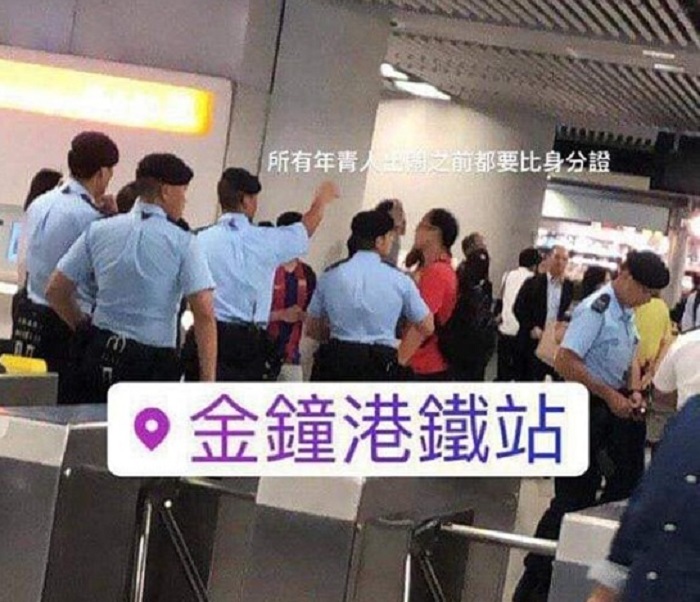 香港警方在金鐘地鐵站任意搜查市民行裝。   圖：翻攝自USP United Social Press 臉書