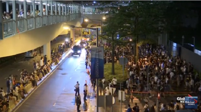 不少香港民眾昨晚集結在立法會旁的公民廣場，聲援反送中。   圖：翻攝Youtube