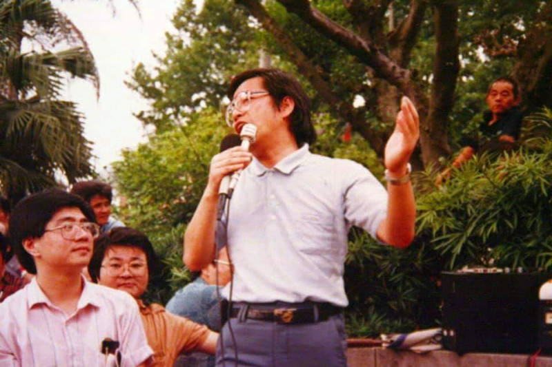 謝長廷今天與記者茶敘時，談到9日香港泛民主派為反對港府修訂逃犯條例而發起「反送中」大遊行一事。他表示，情況極似32年前台灣發生的612事件，當年台灣群眾上街抗議制定「動員戡亂時期國家安全法」（簡稱國安法），擔任總指揮的他（如圖）後來被起訴，一審被判3年。   圖：翻攝自謝長廷臉書