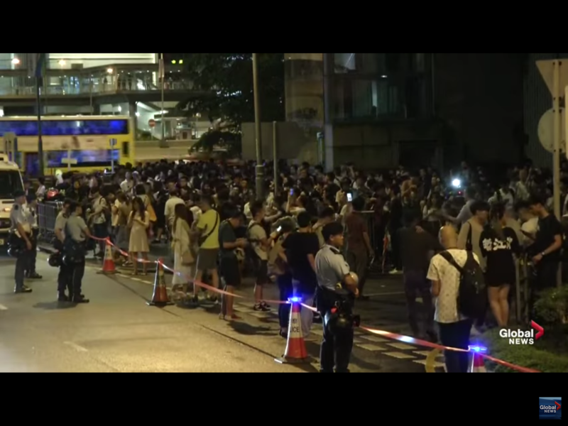 香港政府修訂《逃犯條例》引爆民怨，百萬市民湧上街頭抗議。該條例今（12）日二讀前夕，民陣呼籲市民今（12）日包圍立法會，迫使政府撤回草案，並發動下周一大罷課、罷工、罷市，直至周四表決。   圖：翻攝自Youtube