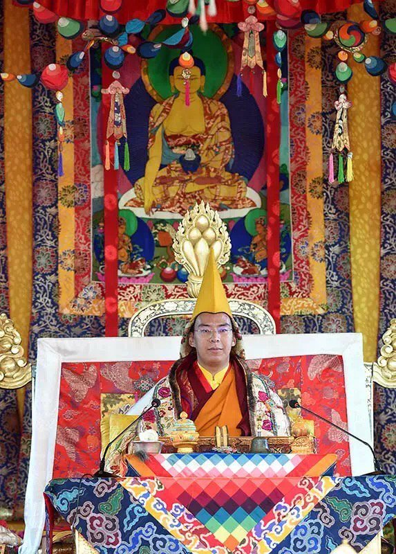 中國指定的第十一世班禪喇嘛額爾德尼·確吉傑布，由中國國務院頒給金冊與金印，形同宣傳樣板。   圖：翻攝自CNR Tibet推特