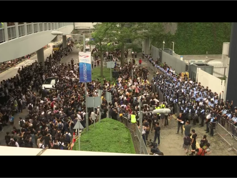全香港已有約1000家店鋪響應罷市，另有罷課與罷工相呼應。金鐘地區主要的8條幹道上午全被占領，重演2014年「佔中」景象，包圍在立法會和政府總部的大學生已超過一萬人，但防暴警察還沒有清場動作。   圖：翻攝自Youtube