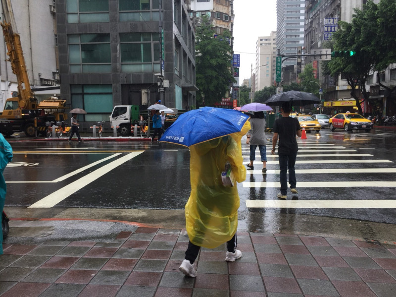 今（23）日中南部及東半部依舊有局部短暫陣雨或雷雨的可能，民眾外出要記得帶傘。   圖：閻芝霖/提供
