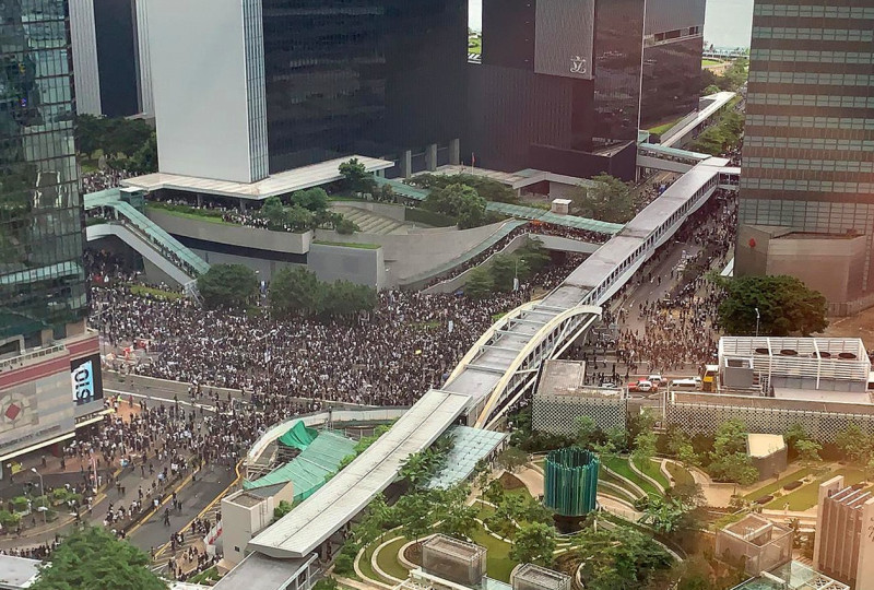 香港「反送中」示威，逾萬名學生占領金鐘地區主要8條幹，重演2014年「占中」景象。   圖：翻攝范國威 Gary Fan臉書