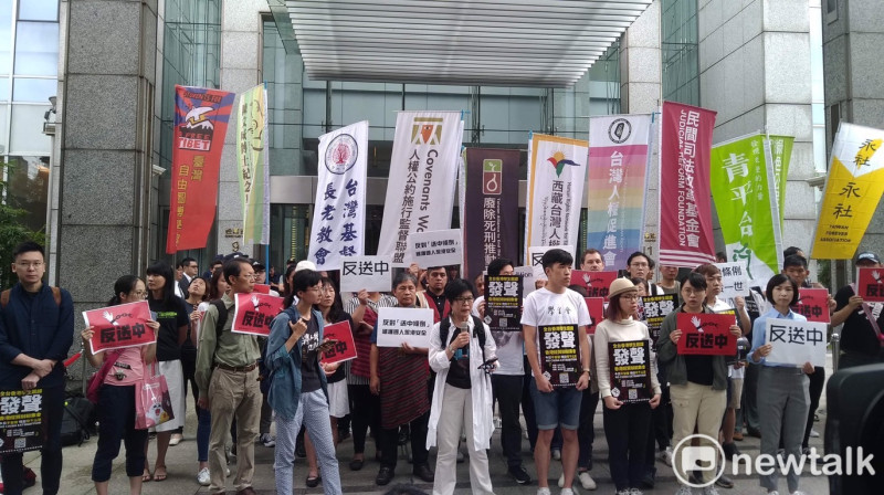 在台香港留學生今天也與台灣人權促進會等NGO組織，一同在台北市香港經貿辦事處下抗議，聲援反送中。   圖：張龍僑/攝