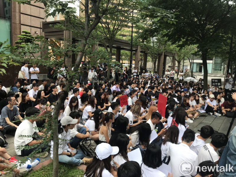 在台香港留學生今天也與台灣人權促進會等NGO組織，一同在台北市香港經貿辦事處下抗議，聲援反送中。   圖：周煊惠/攝