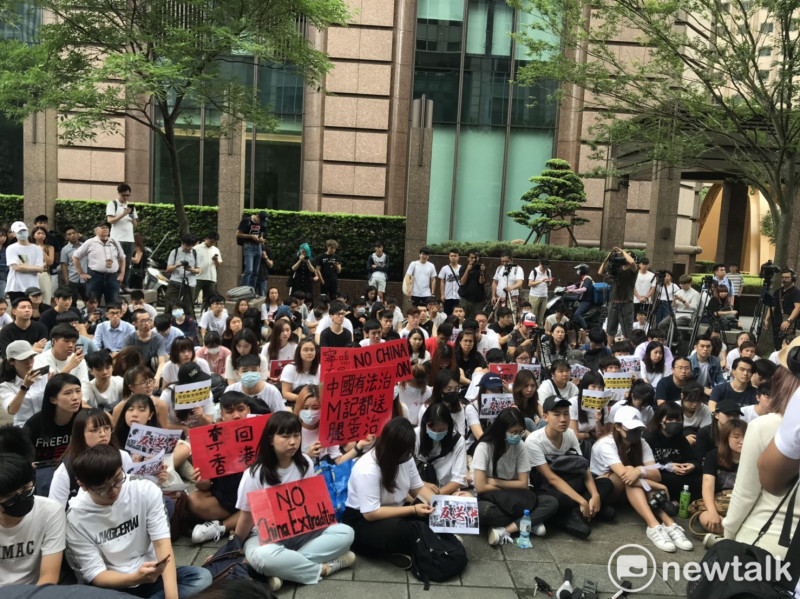 在台香港留學生今天也與台灣人權促進會等NGO組織，一同在台北市香港經貿辦事處下抗議，聲援反送中。   圖：周煊惠/攝