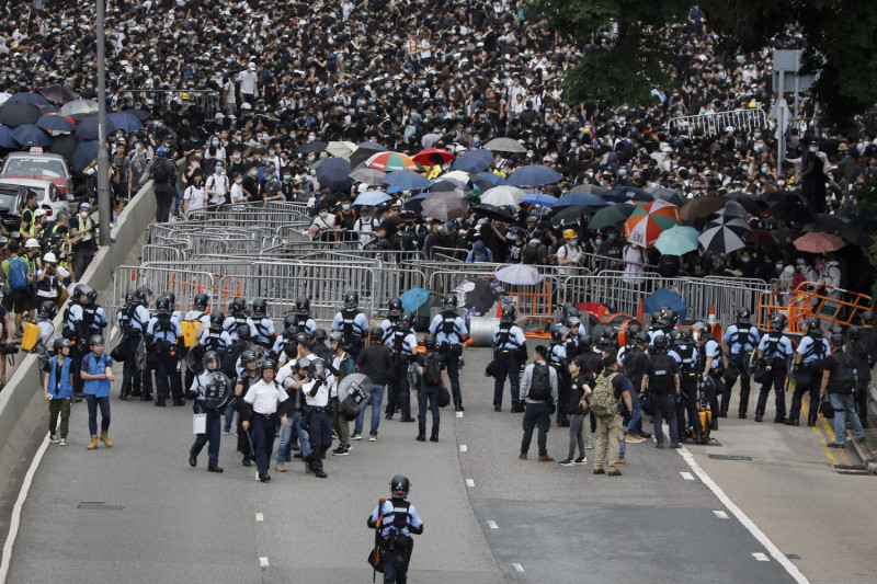 香港反送中運動，大批示威者和警方對峙。   圖：達志影像/美聯社（資料照）