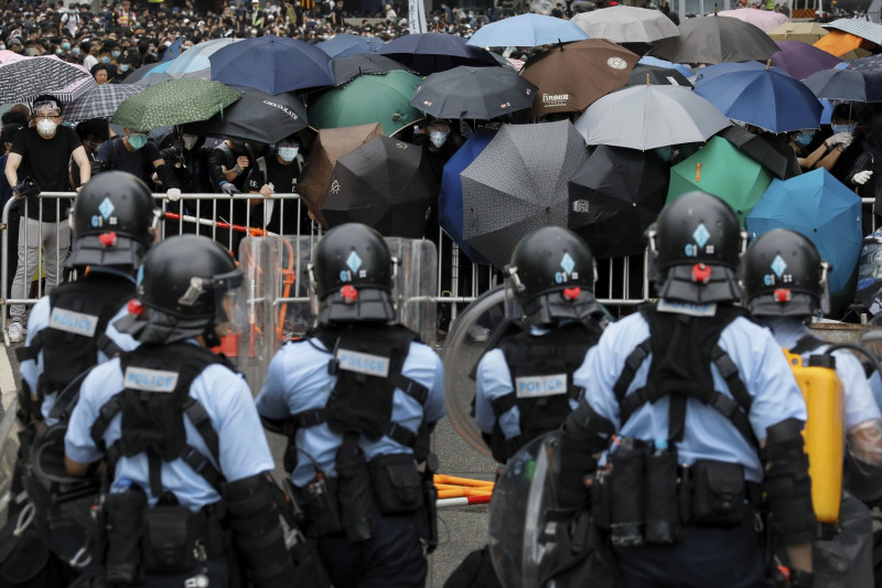 警民雙方關係緊張，反送中群眾撐傘自保。圖：達志影像/美聯社   圖：達志影像/美聯社