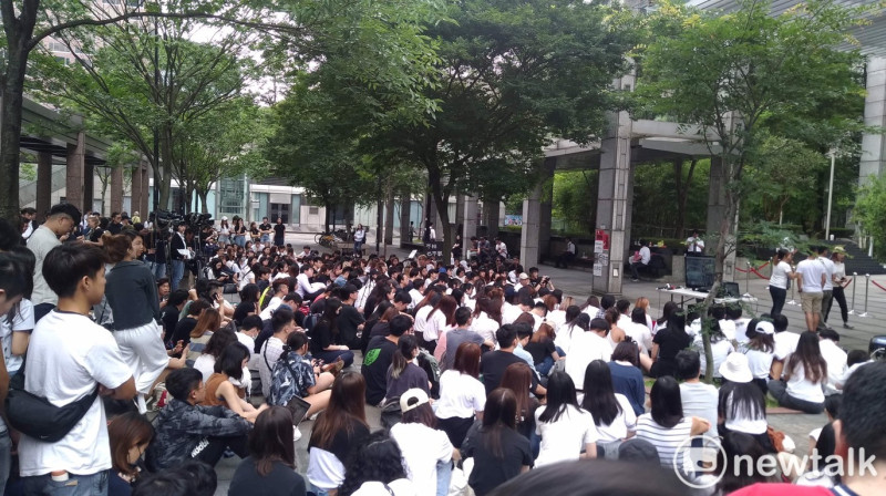 聲援反送中行動的香港留學生，多深著白色上衣，象徵精神一體。   圖：張龍僑/攝