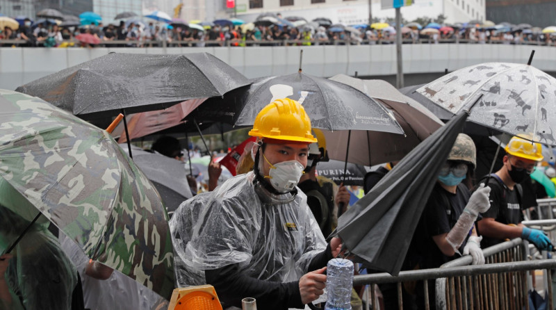 香港「反送中」抗議運動持續延燒，港民今日包圍立法會綜合大樓，試圖想闖進大樓內，但遭港警鎮壓，兩方依舊僵持著。   圖：達志影像/美聯社