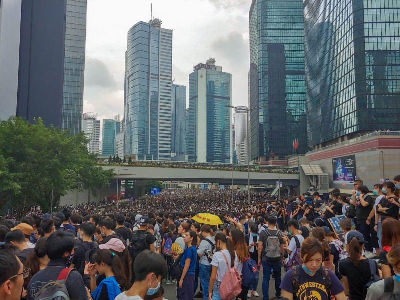 「反送中」抗議活動持續延燒，今日香港許多人罷工罷課來聲援，甚至有上千家店面罷市響應，對此國際社會都相當關心香港政府該怎麼化解。   圖：翻攝自臉書HOCC臉書專頁