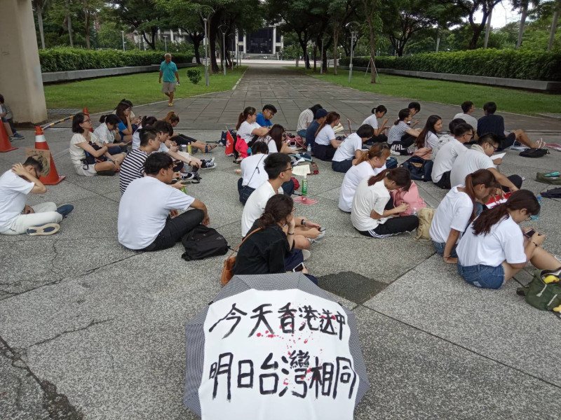 高雄港生在文化中心前靜坐抗議。   圖：孫家銘／攝