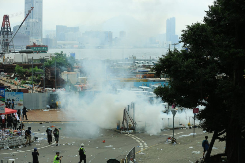 港警使用催淚彈、煙霧彈驅散「反送中」群眾。   圖：翻攝香港民族陣綫臉書