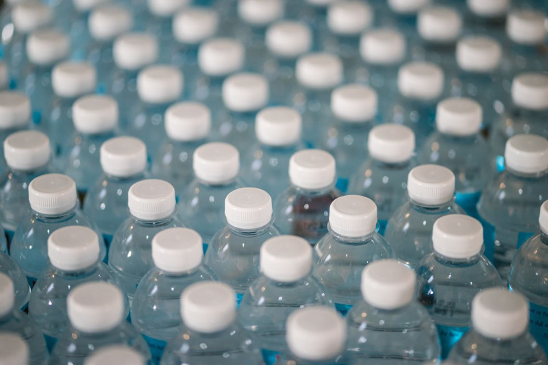 人們攝入塑膠微粒的最大宗來源是飲用水。   示意圖／取自 Unsplash