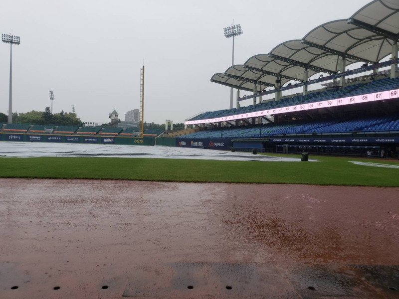 新莊棒球場因雨延賽。   圖／黃建霖攝