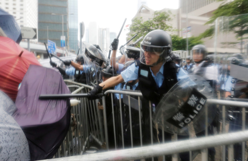 反送中造成嚴重警民衝突，警方手持警棍狠打民眾，不料，中國官媒竟指台灣政府從中介入。   圖：達志影像/路透社 (資料照片)